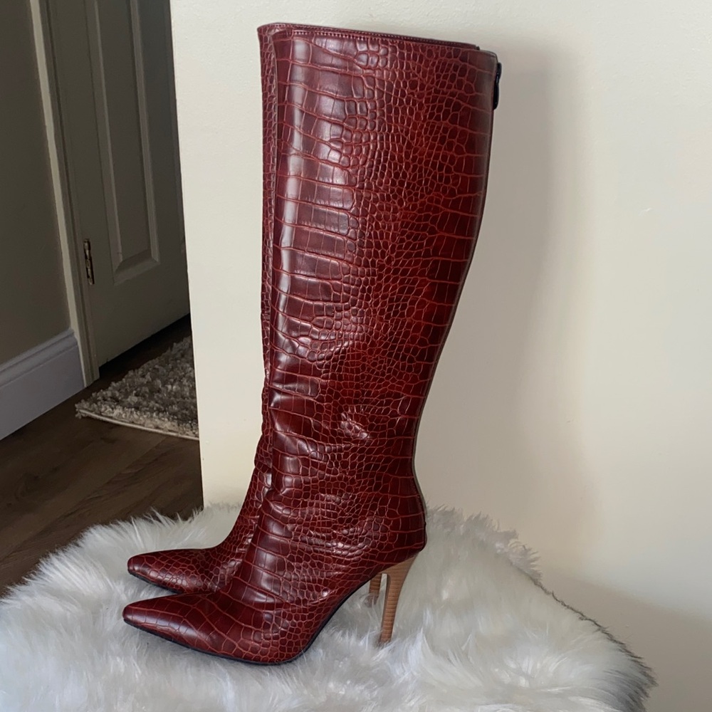 Elegant Brown Croc-Embossed Knee-High Boots - Picture 5 of 13